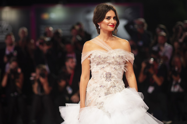 Actress Penelope Cruz poses for photographers upon arrival at the premiere of the film 'Wasp Network' at the 76th edition of the Venice Film Festival, Venice, Italy, Sunday, Sept. 1, 2019. [Photo: Arthur Mola/Invision/AP via IC]