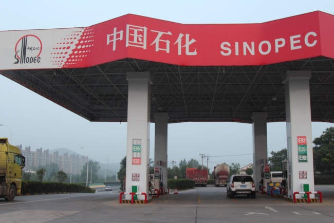 A service station run by Sinopec, which tops the 2019 list of the top 500 Chinese enterprises jointly issued by the China Enterprise Confederation and the China Enterprise Directors Association for the 18th consecutive year. [Photo: IC]