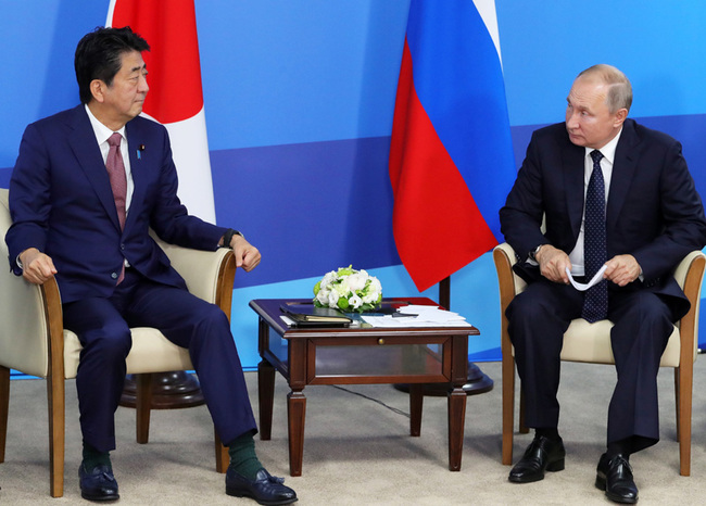 Russian President Vladimir Putin (R) and Japanese Prime Minister Shinzo Abe (L) speak during a meeting on the sidelines of the Eastern Economic Forum 2019 in Vladivostok, Russia, September 5, 2019. [Photo: IC]