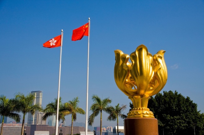 National flag of the People's Republic of China and regional flag of the Hong Kong Special Administrative Region flutter at Golden Bauhinia Square in Wan Chai, Hong Kong. [File Photo: IC]
