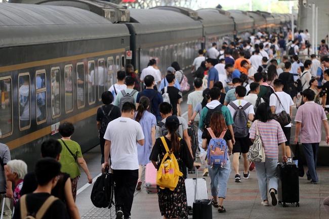 Passengers are seen at Nanjing Railway Station in Nanjing, Jiangsu Province, September 12, 2019. [Photo: IC]