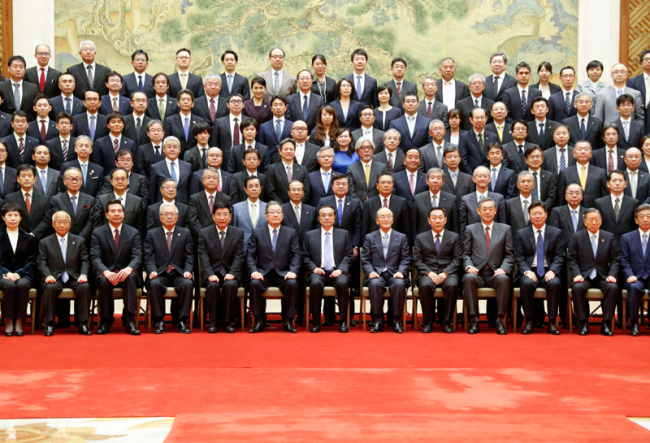 Chinese Premier Li Keqiang poses for a group photo with a delegation from Japan's business community in Beijing on Wednesday, September 11, 2019. [Photo: gov.cn]