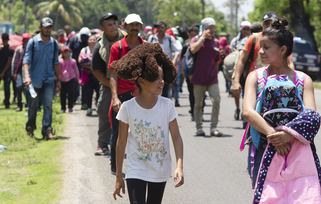 Central American migrants, part of a caravan hoping to reach the U.S. border, walk on the shoulder of a road in Frontera Hidalgo, Mexico, Friday, April 12, 2019. [File photo: AP/IC]