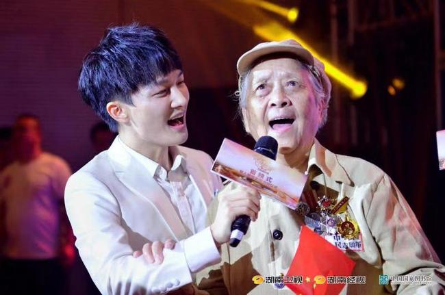 Zhou Shen (left) and a veteran solider, who joined her elder brother in China's War to Resist U.S. Aggression and Aid Korea, singing together on Tuesday, September 10, 2019 at the premiere of the new documentary in Beijing. [Photo provided to China Plus]