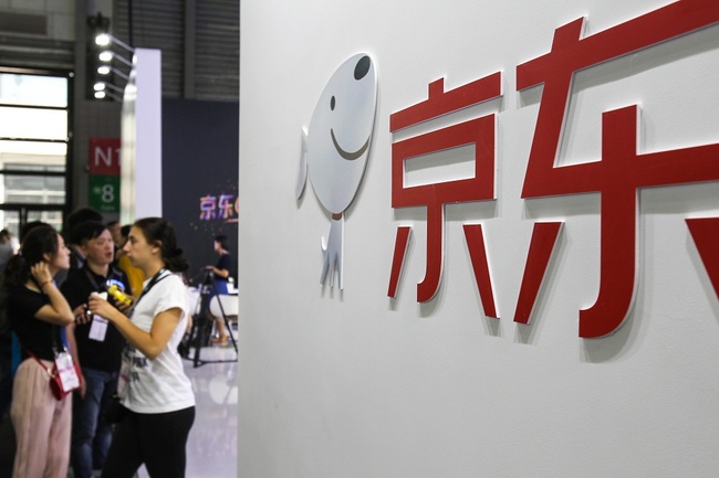 People visit the stand of Chinese online retailer JD.com during an expo in Shanghai, China, June 13, 2018. [File Photo: IC]