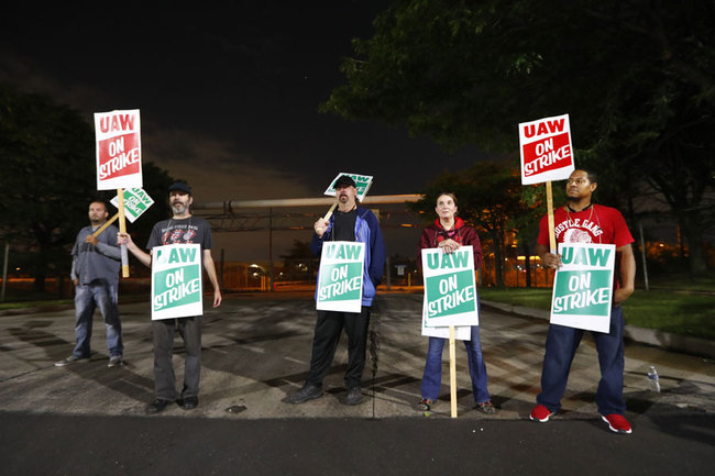 United Auto Workers members picket outside the General Motors Detroit-Hamtramck assembly plant in Hamtramck, Mich., Monday, Sept. 16, 2019. Roughly 49,000 workers at General Motors plants in the U.S. went on strike just before midnight Sunday, but talks between the UAW and the automaker will resume. [Photo: AP Photo/Paul Sancya]