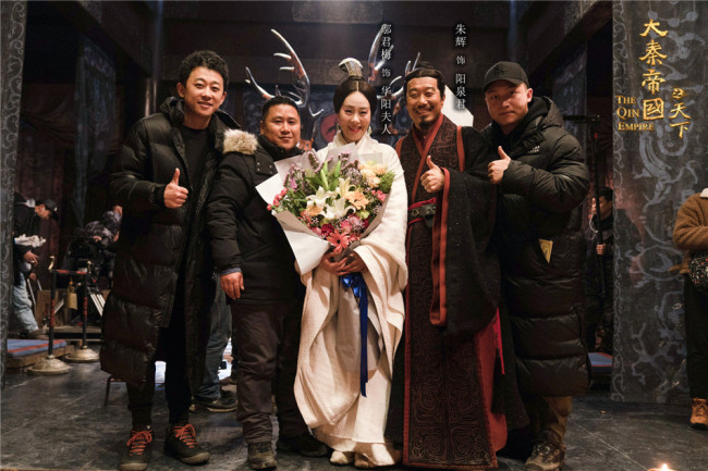 The cast of a new TV drama 'The Qin Empire' celebrates after finishing shooting earlier this year.[Photo provided to China Plus]