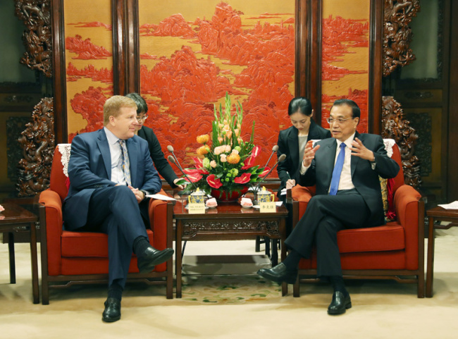 Chinese Premier Li Keqiang (right, front) talks with Executive Vice President and Head of International Affairs at the U.S. Chamber of Commerce Myron Brilliant (left, front) during a meeting with a group of U.S. entrepreneurs in Beijing on Tuesday, September 10, 2019. [Photo: gov.cn]