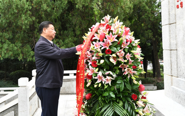 Chinese President Xi Jinping, also general secretary of the Communist Party of China Central Committee and chairman of the Central Military Commission, lays a wreath at the Revolutionary Martyrs' Monument during an inspection tour in central China's Henan Province on September 16, 2019. [Photo: Xinhua]