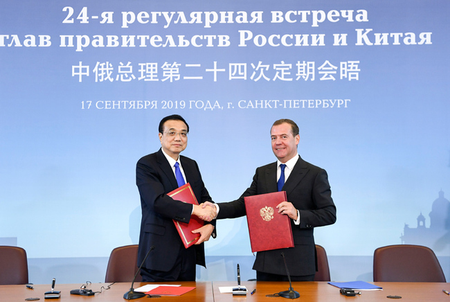 Chinese Premier Li Keqiang (L) and his Russian counterpart Dmitry Medvedev sign a joint communique after the 24th regular meeting between Chinese and Russian heads of government in St. Petersburg, Russia on Tuesday, September 17, 2019. [Photo: Xinhua]