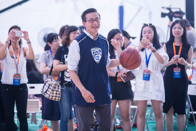 Alibaba co-founder Joe Tsai plays basketball in Hangzhou, Zhejiang Province on September 10, 2015. [File photo: VCG]