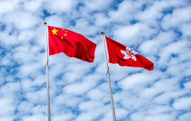 Flags of the People's Republic of China and the Hong Kong Special Administrative Region flutter in Hong Kong on December 11, 2018. [File Photo: IC]