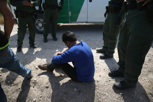 U.S. Border Patrol agents detain undocumented migrants after they crossed the border from Mexico into the United States on August 7, 2015 in McAllen, Texas. [File Photo: vcg.com]