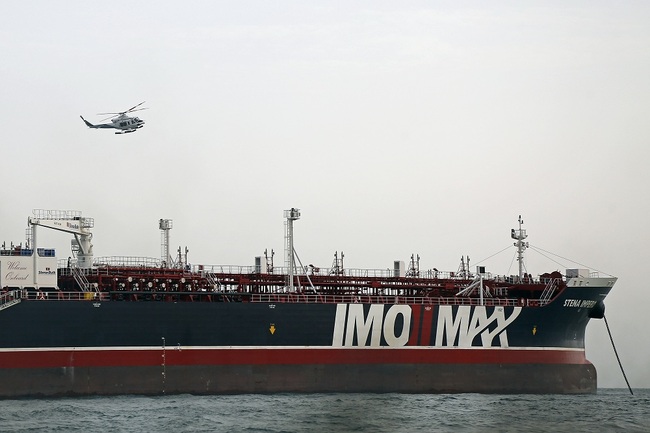 An Iranian Revolutionary Guard helicopter hovers around the seized British-flagged tanker Stena Impero in Bandar Abbas, southern Iran, July 21, 2019. [File Photo: IC]