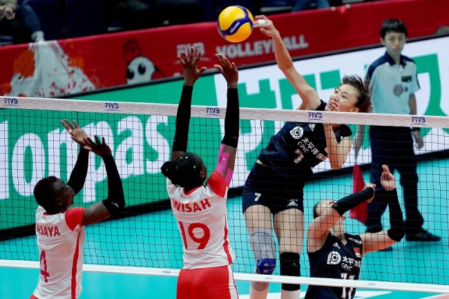Chinese player spikes the ball in the match between China and Kenya of the FIVB Volleyball Women's World Cup at Yokohama Arena in Japan on September 24, 2019. [Photo: IC]