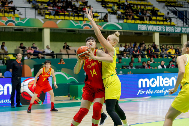 China's Li Yueru (L) attempts to score past Australia's Abby Bishop during the 2019 FIBA Women's Asia Cup basketball match between Australia and China in Bangalore on September 26, 2019.  [Photo: VCG]
