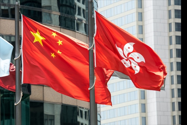 Flags of China and Hong Kong Special Administrative Region of the People's Republic of China flutter together.[File Photo: IC]