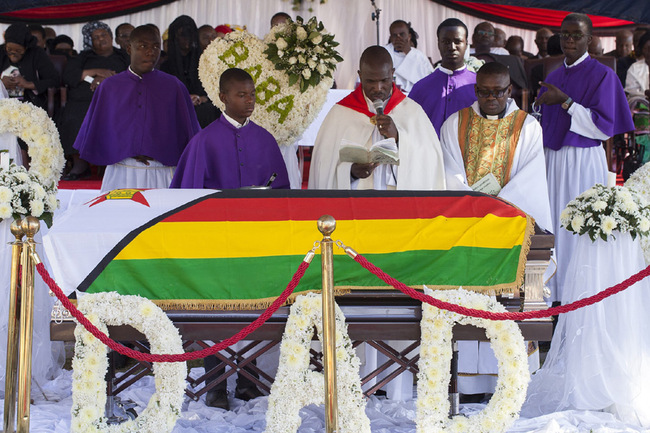 A priest performs the liturgical rituals at the coffin of late former Zimbabwean president Robert Mugabe in Harare, Zimbabwe, on September 28, 2019. [Photo: VCG]