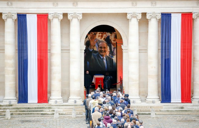 French people queue to pay tribute to former French President Jacques Chirac at the Invalides, following his death in Paris, France on September 29, 2019. [Photo: Mustafa Yalcin/Anadolu Agency via Getty Images via VCG]