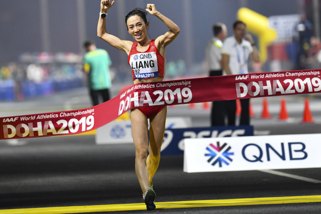 Liang Rui of China crosses the finish line to win the Women's Race Walk during the IAAF World Athletics Championships 2019 at the Al Corniche Water Front in Doha, Qatar, 29 September 2019. [Photo: IC]