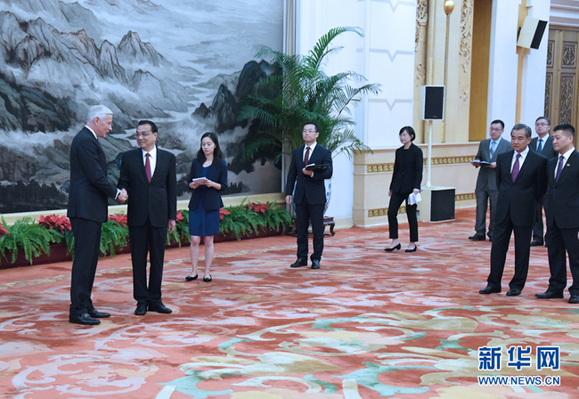 Premier Li Keqiang meets with 41 newly-appointed ambassadors of foreign countries and representatives of international organizations to China in Beijing, September 30, 2019. [Photo: Xinhua]