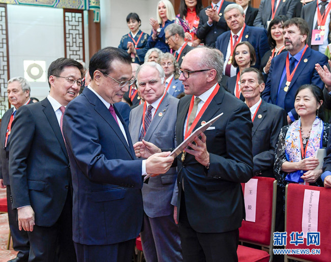 Chinese Premier Li Keqiang meets with a group of foreign experts who received the Friendship Award, at the Great Hall of the People, in Beijing, on September 30, 2019. [Photo: Xinhua]