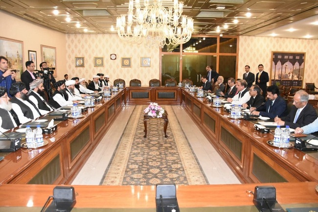 A handout photo made available by the Ministry of Foreign Affairs of Pakistan shows Pakistan's Foreign Minister Shah Mehmood Qureshi (4-R) and Taliban movement co-founder and political leader Mullah Abdul Ghani Baradar (3-L) during their meeting in Islamabad, Pakistan, 03 October 2019. [Photo: IC]