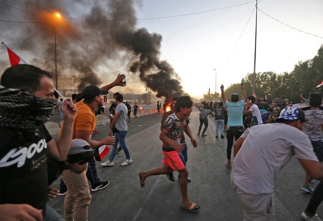 Iraqi protesters take part in a demonstration against state corruption, failing public services, and unemployment, in the Iraqi capital Baghdad's central Khellani Square on October 4, 2019. [Photo: AFP/ AHMAD AL-RUBAYE]