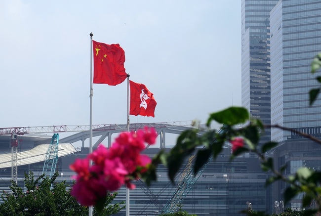 Flags of China and Hong Kong Special Administrative Region of the People's Republic of China flutter in front of the Legislative Council Complex in Hong Kong, China, October 29, 2015. [File Photo: IC]