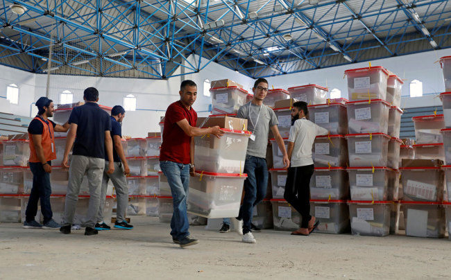 Polling agents carry ballot boxes and election materials to be distributed to voting stations, ahead of the Sunday's parliamentary elections, in Tunis, Tunisia October 5, 2019. [Photo: VCG]