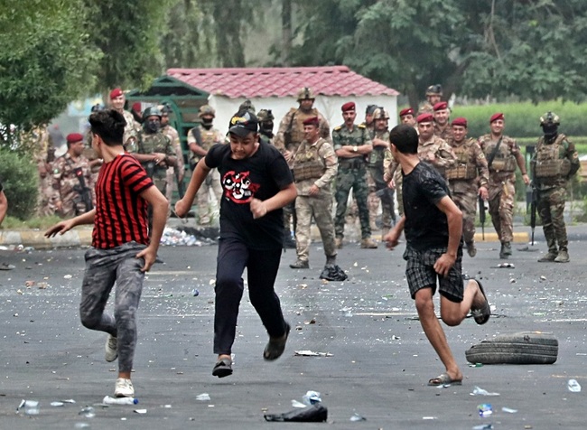 Iraqi security forces chase anti-government protesters in Baghdad, Iraq, Sunday, October 6, 2019. [Photo: AP/IC]