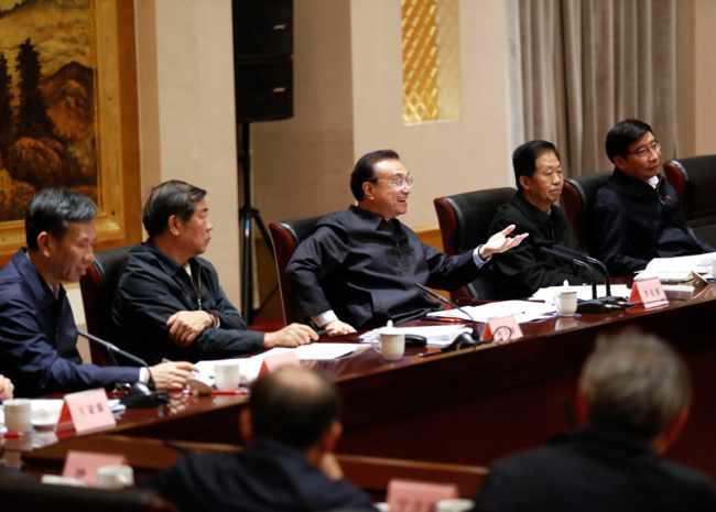 Chinese Premier Li Keqiang chairs a symposium attended by heads of some provincial governments to analyze the current economic situation in Xi'an, Shaanxi Province, Oct. 14, 2019. [Photo: Xinhua]