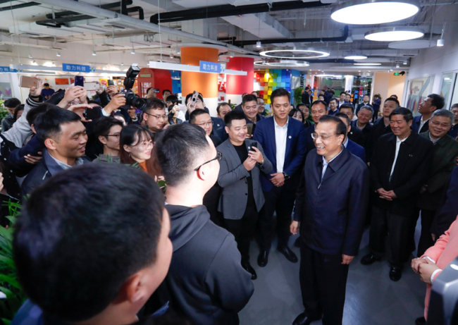 Chinese Premier Li Keqiang visits a startup community in Xi'an, capital of northwest China's Shaanxi Province, October 15, 2019. [Photo: Xinhua]