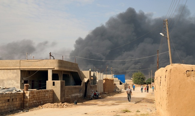 A general view showing smoke clouds rising from the scene of clashes between the Syria democratic forces (SDF) and Turkish troops and their Syrian opposition allies near Ras al-Ain town, northeastern of Syria on October 17, 2019. [Photo: IC]