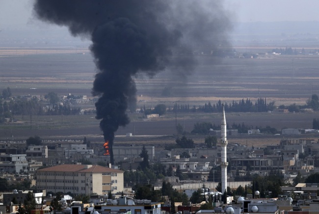 In this photo taken from the Turkish side of the border between Turkey and Syria, in Ceylanpinar, Sanliurfa province, southeastern Turkey, smoke billows from a fire in Ras al-Ayn, Syria, Friday, Oct. 18, 2019. [File Photo: IC]