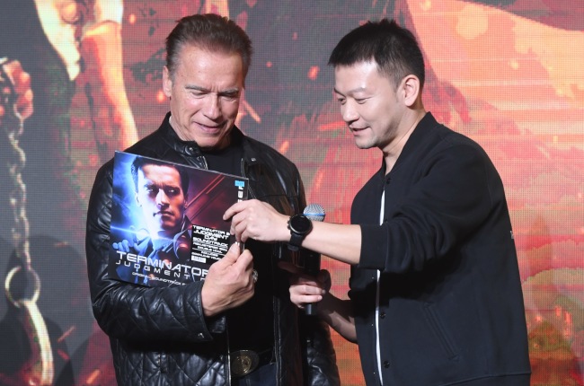 Chinese director Guo Fan poses with Arnold Schwarzenegger at the premiere for "Terminator: Dark Fate".[Photo: VCG]