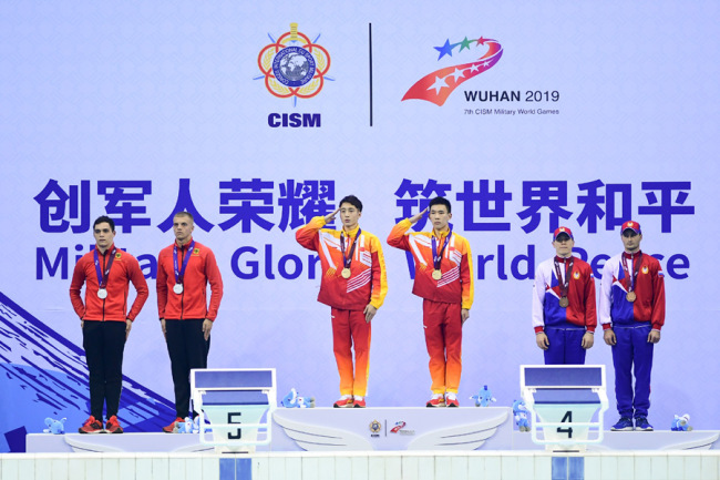 Chinese gold medalists Lian Junjie (L3) and Yang Hao (R3), German silver medalists Lou Noel Guy Massenberg (L1) and Timo Barthel (L2) and Russian bronze medalists Aleksandr Bondar (R1) and Sergey Nazin (R2) standing on the podium at the award ceremony after the men's synchronized platform final at the 7th Military World Games in Wuhan, China on Oct 25, 2019.. [Photo provided to China Plus]