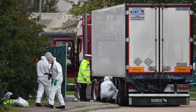 British Police forensics officers work on lorry, found to be containing 39 dead bodies, at Waterglade Industrial Park in Grays, east of London, on October 23, 2019. [Photo: AFP/ Ben STANSALL]