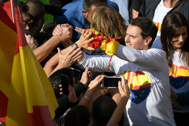 Leader of the pro-union political party Ciudadanos Albert Rivera (R) is greeted by supporters during a demonstration called by the anti-separatists organisation "Societat Civil Catalana" (Catalan Civil Society, SCC), in Barcelona, on October 27, 2019. [Photo: AFP/Lluis Gene]