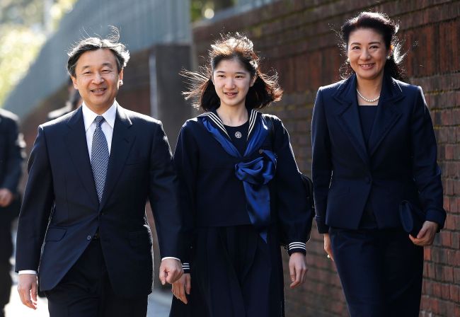 This file photo taken on March 22, 2017 shows Japan's Princess Aiko (C), accompanied by her parents Crown Prince Naruhito and Crown Princess Masako, as she arrives at her graduation ceremony at the Gakushuin Girls' Junior High School in Tokyo. [File Photo: ISSEI KATO/AFP via VCG]