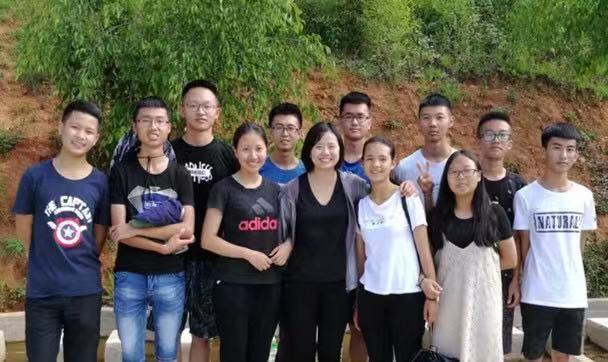 Before joining Tomoroe in 2017, Yang Yue(middle front) worked as a volunteer teacher for two years at a middle school in Yunnan Province, southwest China. [Photo: courtesy of Yang Yue]