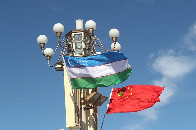 National flags of China and Uzbekistan flutter on a lamppost on the Tiananmen Square in Beijing, China. [File Photo: VCG]