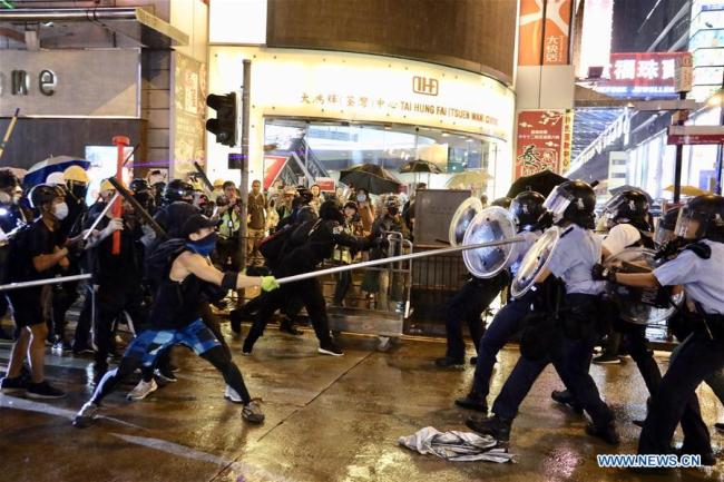 Radical protesters attack police officers in Tsuen Wan, in the western New Territories of south China's Hong Kong, Aug. 25, 2019.[File Photo: Xinhua]