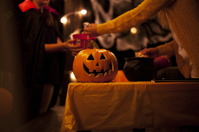 File photo of Halloween candy night [Photo: VCG]