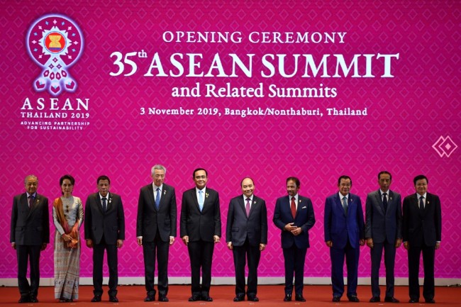 (From L to R) Malaysia's Prime Minister Mahathir Mohamad, Myanmar's State Counsellor Aung San Suu Kyi, Philippines' President Rodrigo Duterte, Singapore's Prime Minister Lee Hsien Loong, Thailand's Prime Minister Prayut Chan-O-Cha, Vietnam's Prime Minister Nguyen Xuan Phuc, Brunei's Sultan Hassanal Bolkiah, Cambodia's Prime Minister Hun Sen, Indonesia's President Joko Widodo and Laos' Prime Minister Thongloun Sisoulith shake hands during the opening ceremony of the 35th Association of Southeast Asian Nations (ASEAN) Summit in Bangkok on November 3, 2019. [Photo: AFP]