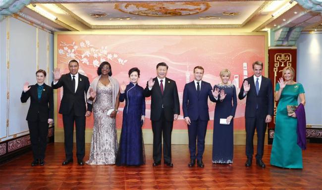 Chinese President Xi Jinping and his wife Peng Liyuan pose for photos with foreign leaders and their spouses, including French President Emmanuel Macron, Jamaican Prime Minister Andrew Holness, Greek Prime Minister Kyriakos Mitsotakis and Serbian Prime Minister Ana Brnabic, before a banquet in Shanghai, east China, Nov. 4, 2019. Chinese President Xi Jinping and his wife Peng Liyuan hosted a banquet Monday evening in Shanghai to welcome distinguished guests from around the world, who are here to attend the second China International Import Expo (CIIE). [Photo: Xinhua/Ju Peng]