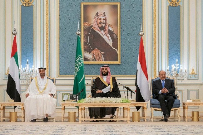 A handout image provided by the United Arab Emirates' Minister of Presidential Affairs on November 5, 2019 shows (L to R) Crown Prince of Abu Dhabi Sheikh Mohamed bin Zayed al-Nahyan, Saudi Crown Prince Mohammed bin Salman and Yemen's President Abedrabbo Mansour Hadi attending a peace-signing ceremony between the Saudi-backed Yemeni government and the southern separatists in the capital Riyadh. [Photo: VCG]