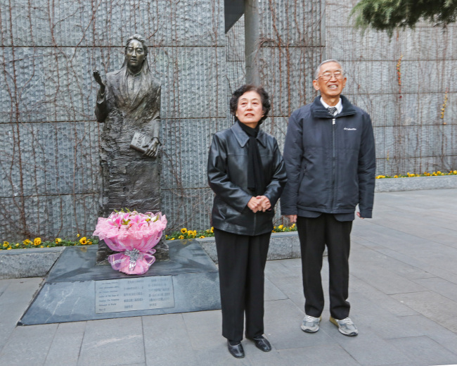 Iris Chang’s parents visited the bronze statue of their daughter. [Photo: VCG]