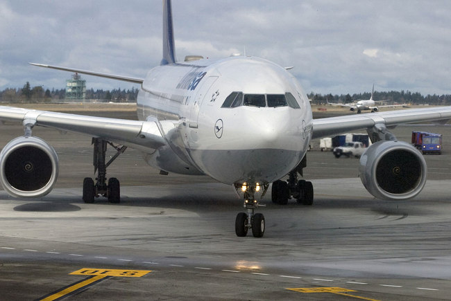 A Lufthansa Airbus 330 taxis toward its terminal spot at Seattle-Tacoma International Airport on it's inaugural flight from Frankfurt March 30, 2008. [Photo: VCG]