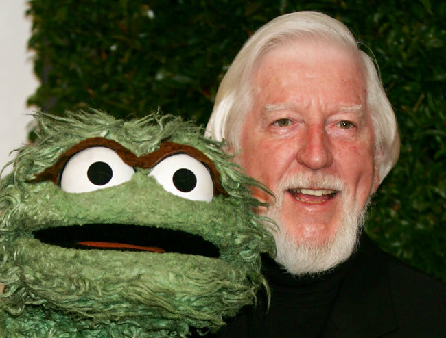 In this Thursday, April 27, 2006, file photo, Caroll Spinney, right, who portrays "Sesame Street" characters Oscar The Grouch, left, and Big Bird, arrives for the Daytime Emmy nominee party at the Hollywood Roosevelt Hotel in Los Angeles. [File photo: AP]